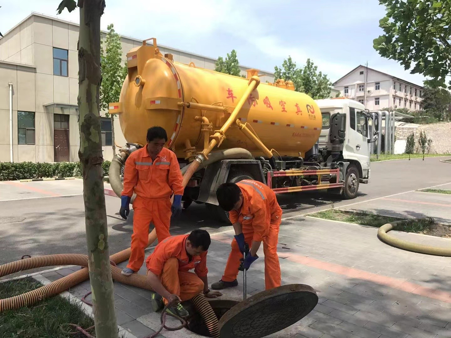 工农管道疏通车停在窨井附近