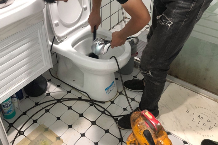 工农马桶堵塞自己疏通还是找师傅？专业上门服务让你省时更省心